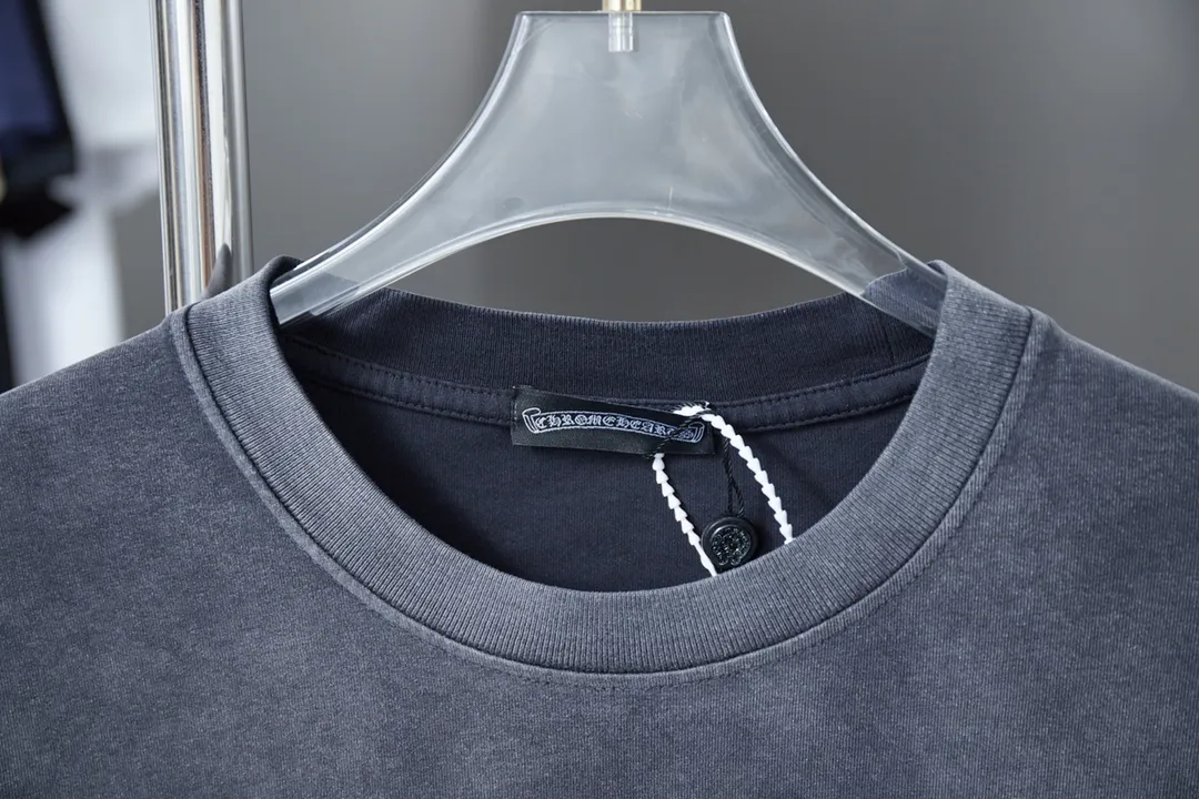 🅿️210 Ch*ome Hearte 25SS early spring new model Three-dimensional thick version of Croix heart logo short sleeves Light luxury essential item for daily commuting for men and women Correct version Welcome to compare Detailed features · 320g 100% pure cotton double yarn jersey fabric · Custom dyed in the same vat with special thickened 32 pieces double-ply 1X1 thread · Three-dimensional thick version of Croix heart logo printing · Ready-to-wear dyeing Then do the faded fried snowflake process, then wash it to make it look old · General washing to improve the effect · Double-needle stitching and cross-stitch process · Original main mark, washed tag, brand moisture-proof paper packaging Color: white/black/green/blue Size: S/M/L/XL